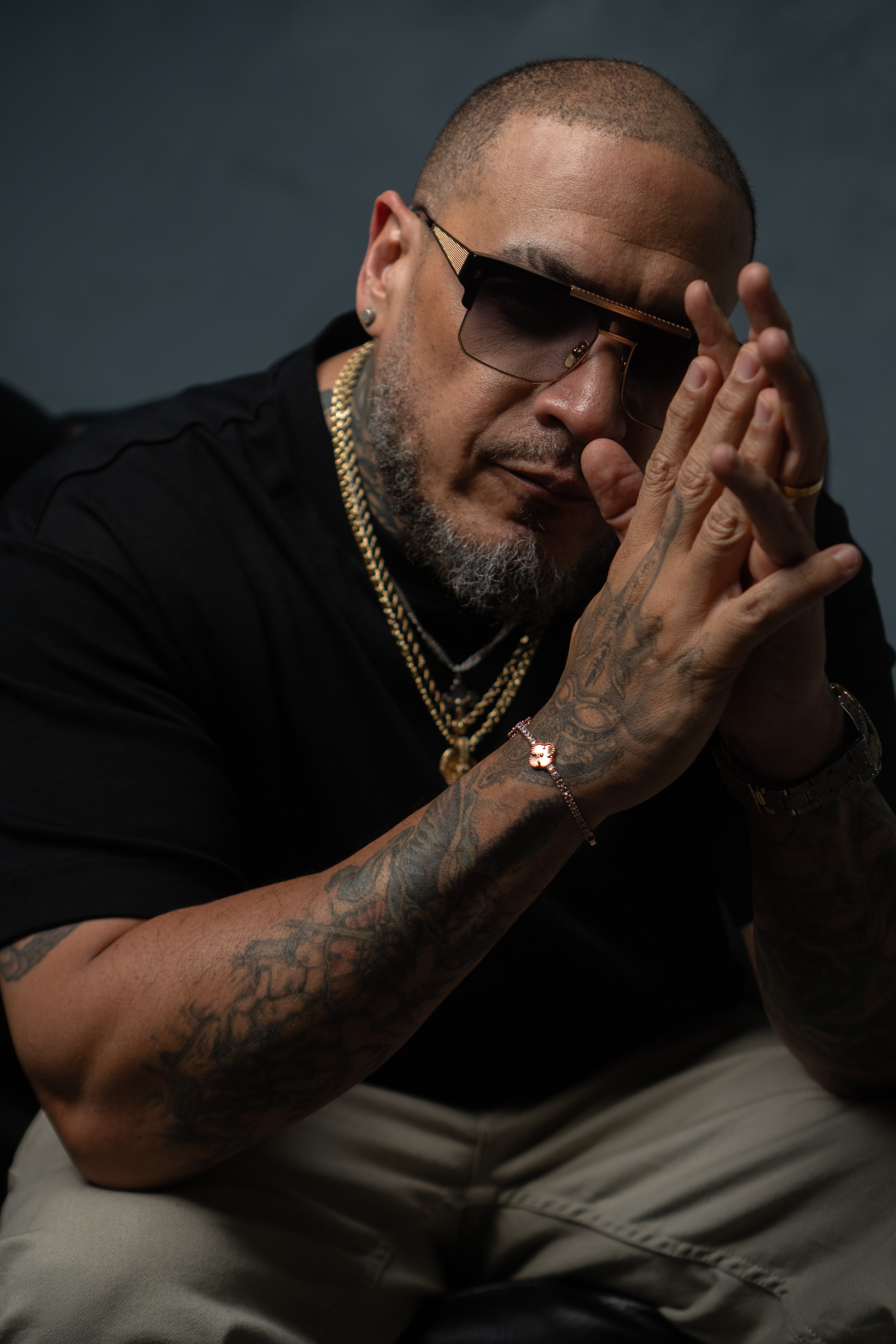 Polakan con cadenas y gorra en estudio